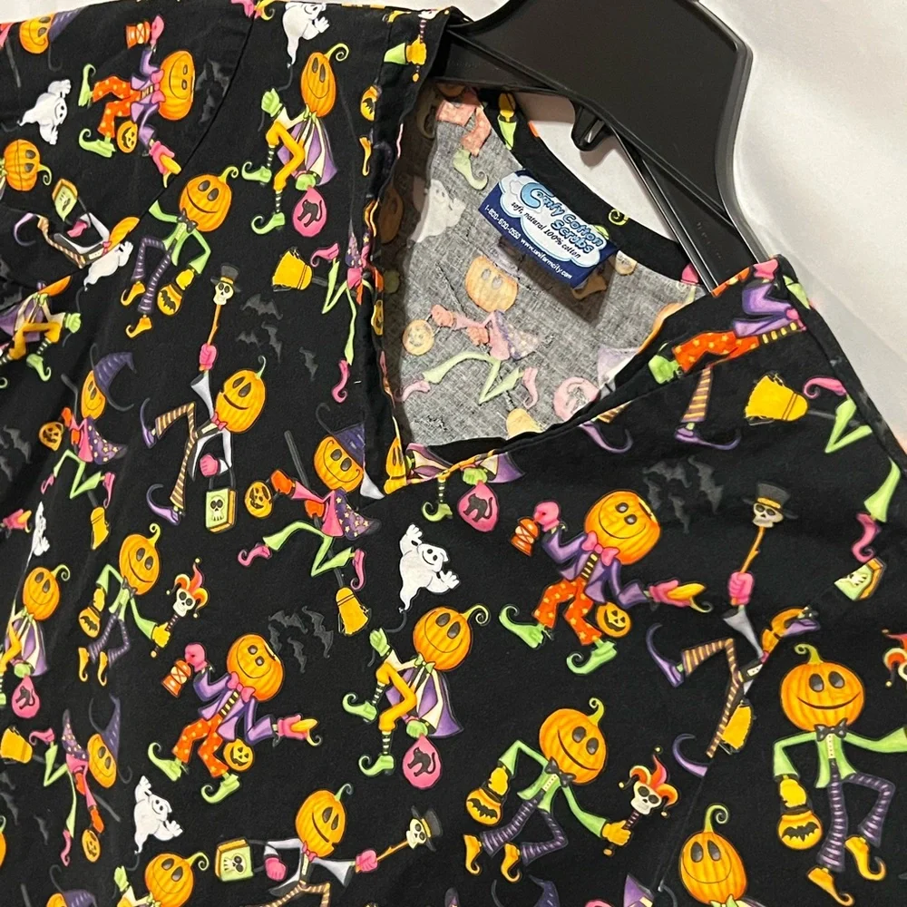 Sz M Halloween Ghost Pumpkin Trick or Treaters scrub top - Picture 7 of 12